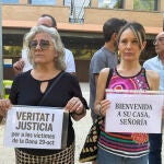 Víctimas de la dana reciben con un 'bienvenida a casa' la vuelta a Catarroja de la jueza