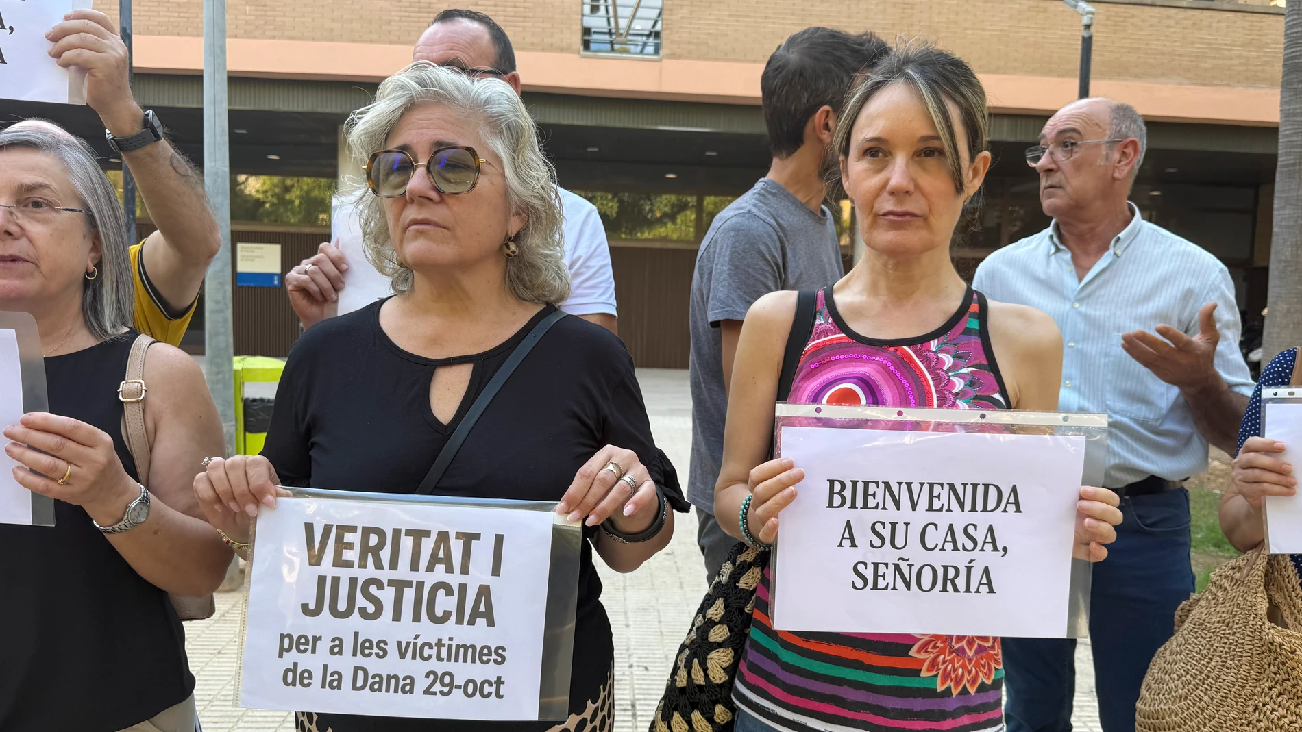 GRAFCVA9081. CATARROJA (VALENCIA), 01/09/2025.- Miembros de la Asociación de Víctimas Mortales de la Dana del 29 de octubre se han concentrado este lunes frente a los juzgados de Catarroja para mostrar su apoyo al regreso de la instrucción penal a su lugar de origen, y en concreto a la magistrada Nuria Ruiz Tobarra, con carteles con la frase 'bienvenida a su casa, señoría'. EFE/Raquel Segura
