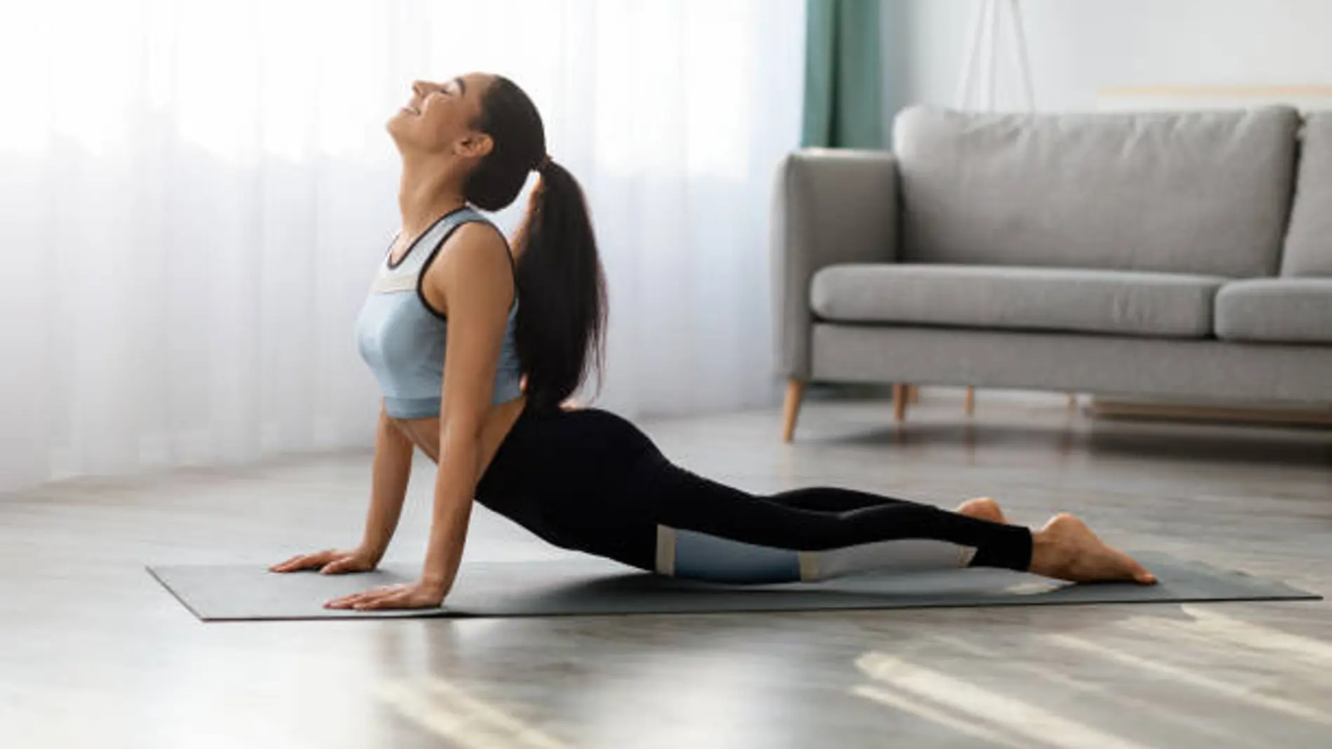 La postura de yoga que fortalece el cuerpo, aumenta la capacidad pulmonar y mejora el sueño