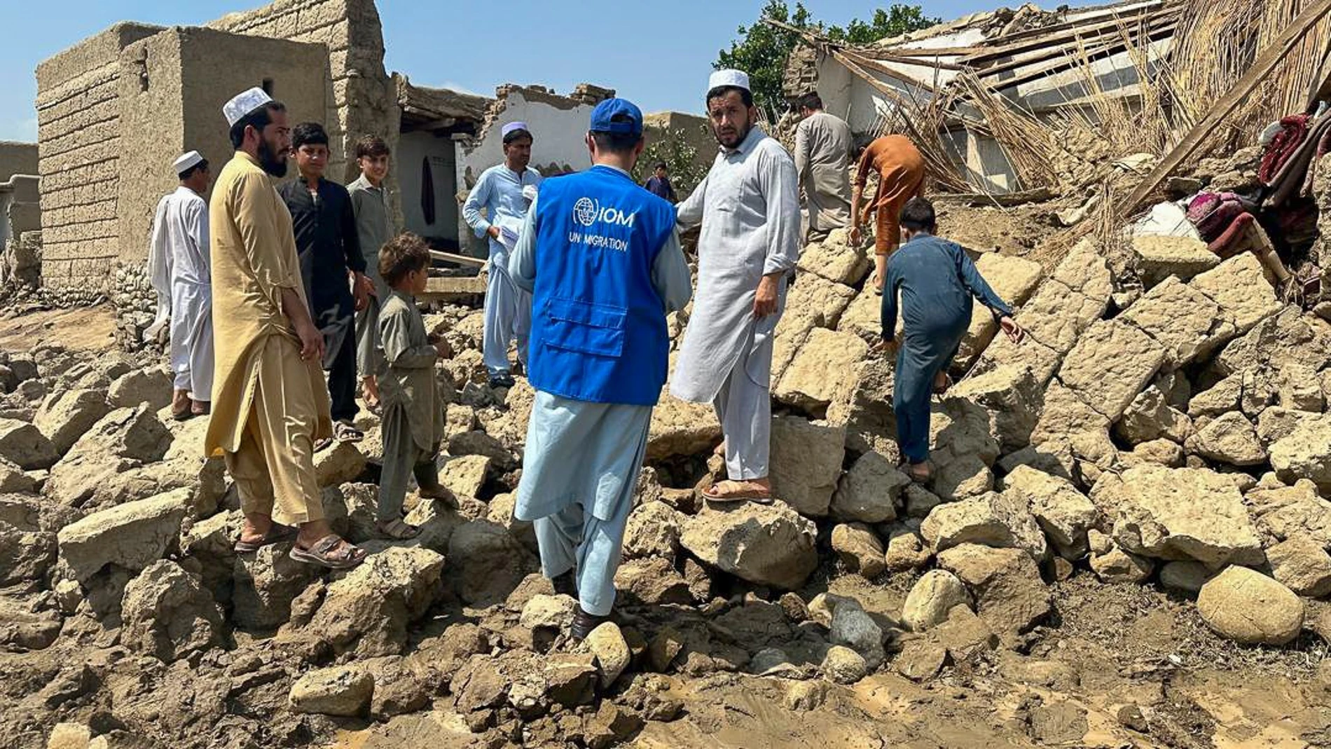 Rescatistas en la zona afectada por el terremoto en Afganistán