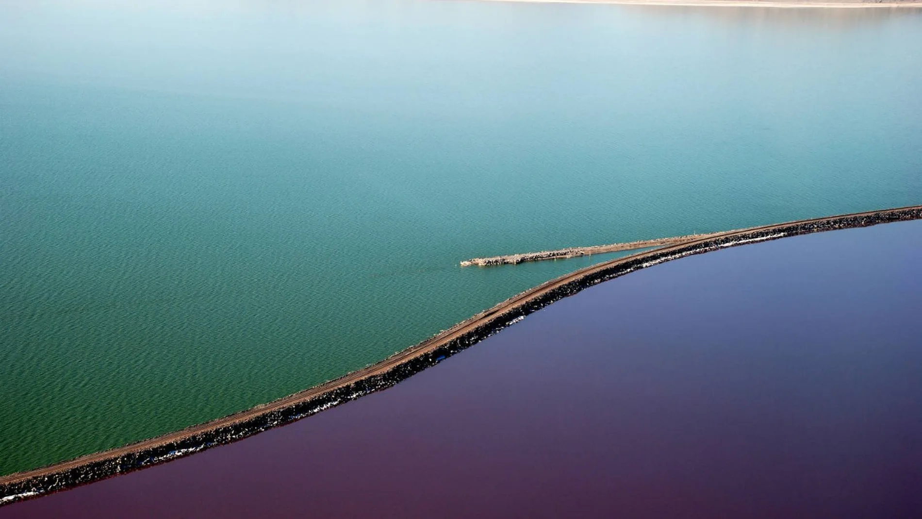 Ni la sequía ni la contaminación: el verdadero peligro que acecha uno de los lagos más importantes del planeta está bajo tierra