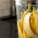 Licuar cáscara de plátano y vinagre: por qué recomiendan hacerlo y para qué sirve 