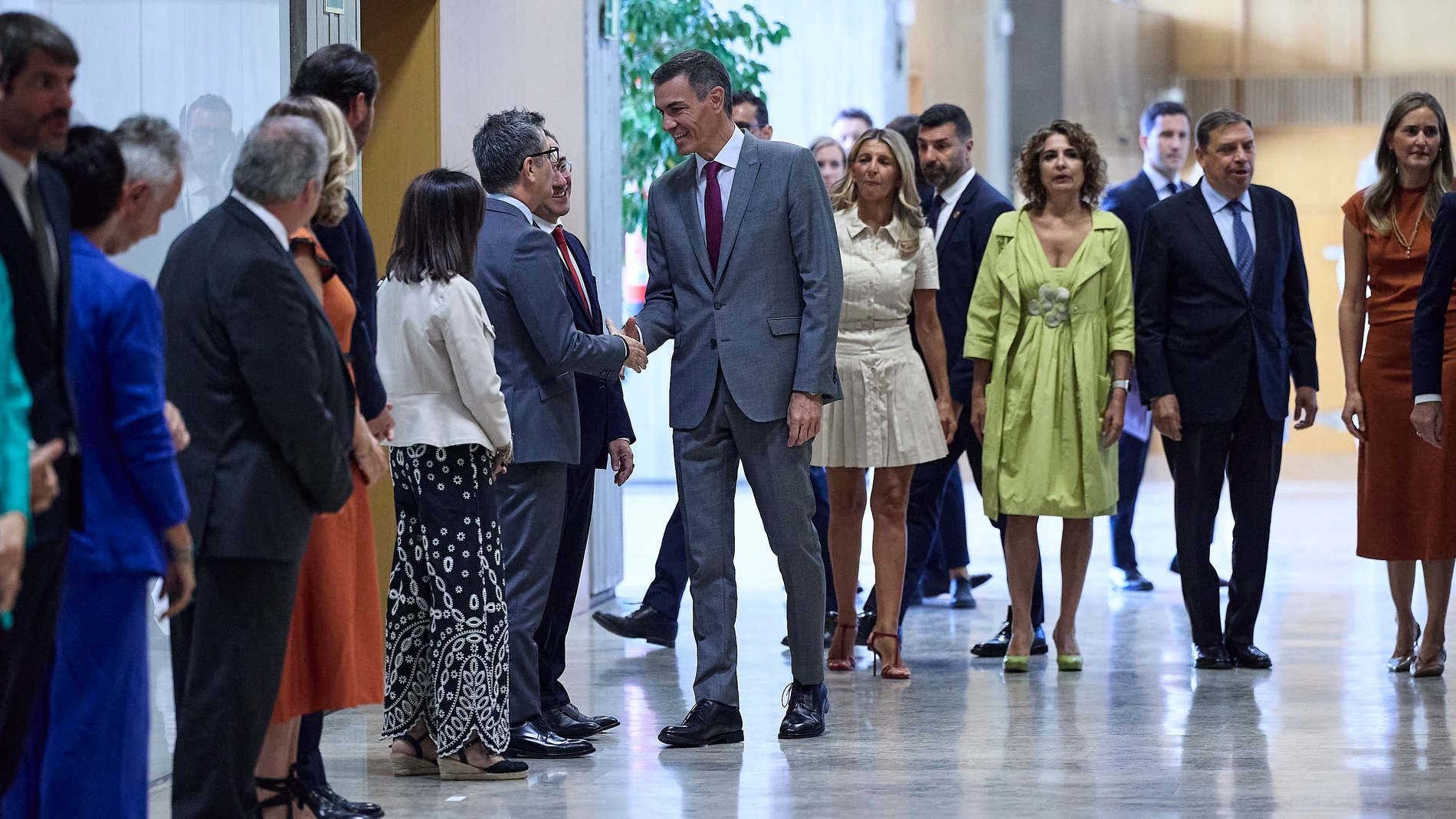 El presidente del Gobierno, Pedro Sánchez, saluda al Ministro para la Transformación Digital y de la Función Pública, Óscar López, entre otros, antes del acto 'Por un pacto de Estado frente a la emergencia climática', en el Ministerio para la Transición Ecológica y Reto Demográfico, a 1 de septiembre de 2025, en Madrid (España). El presidente del Gobierno presenta la propuesta del Ejecutivo de Pacto de Estado para afrontar la emergencia climática. La Comisión Interministerial para el Cambio C...