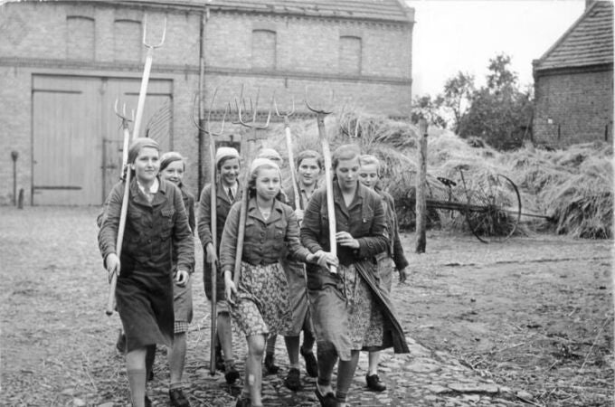 Chicas de la Liga de Mujeres Alemanas desfilando como granjeras, en 1939