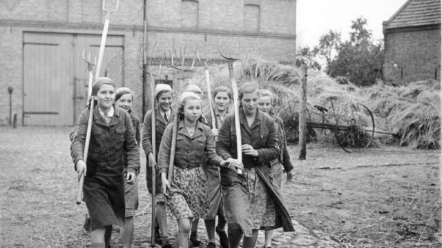 Chicas de la Liga de Mujeres Alemanas desfilando como granjeras, en 1939
