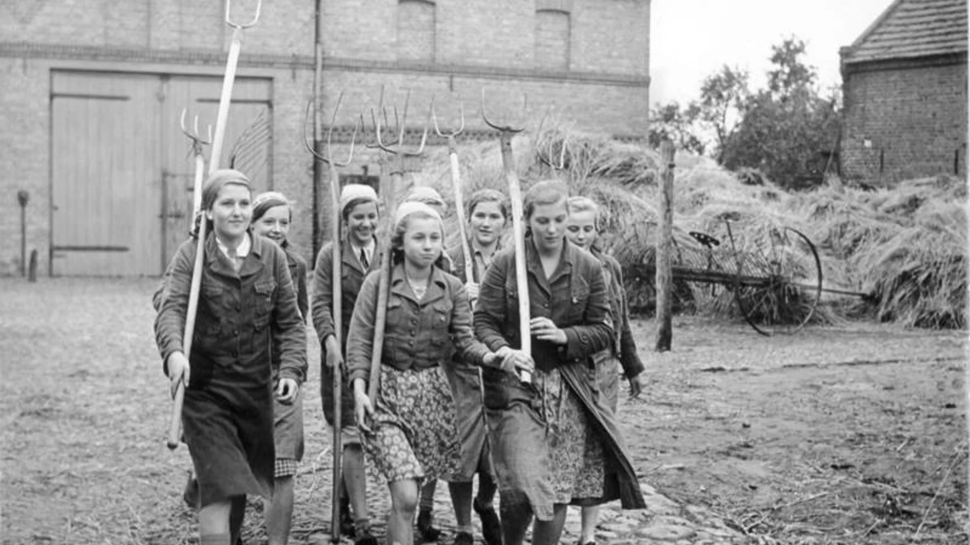 Chicas de la Liga de Mujeres Alemanas desfilando como granjeras, en 1939