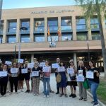 Víctimas de la dana se concentran para apoyar a la jueza en su vuelta a las nuevas dependencias judiciales de Catarroja