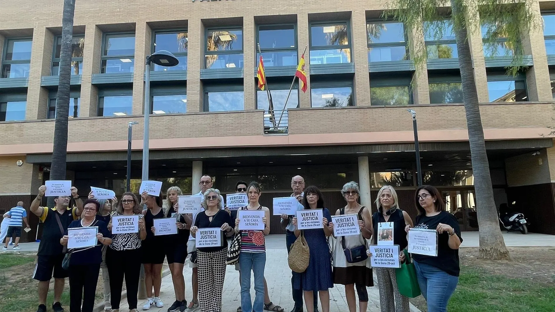 Víctimas de la dana se concentran para apoyar a la jueza en su vuelta a las nuevas dependencias judiciales de Catarroja