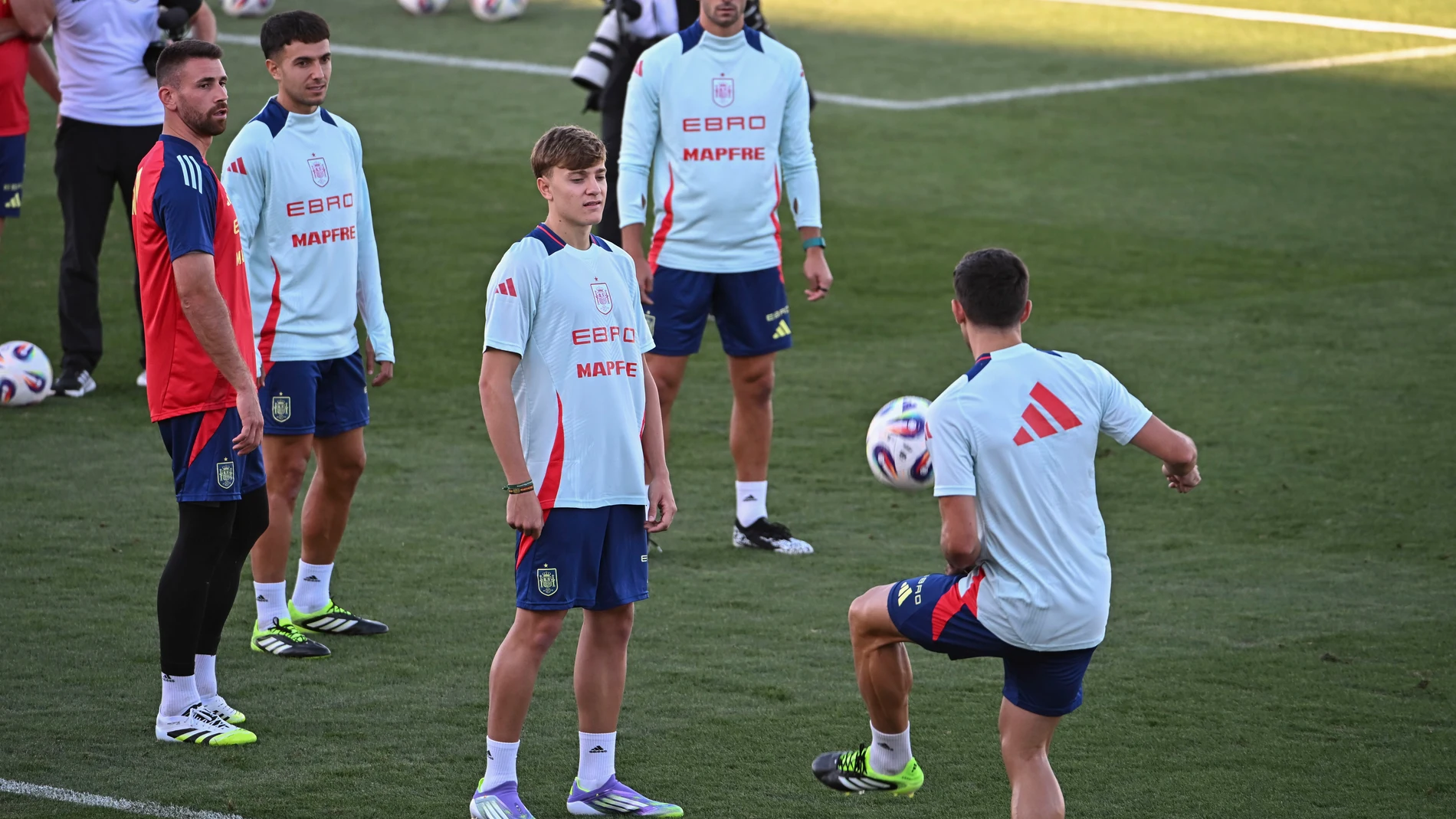 LAS ROZAS (MADRID), 01/09/2025.- El jugador de la selección española Jesús Rodríguez (c) durante el entrenamiento de este lunes en la Ciudad del Fútbol de Las Rozas, en Madrid, para preparar los partidos de clasificación del Mundial 2026. EFE/ Fernando Villar
