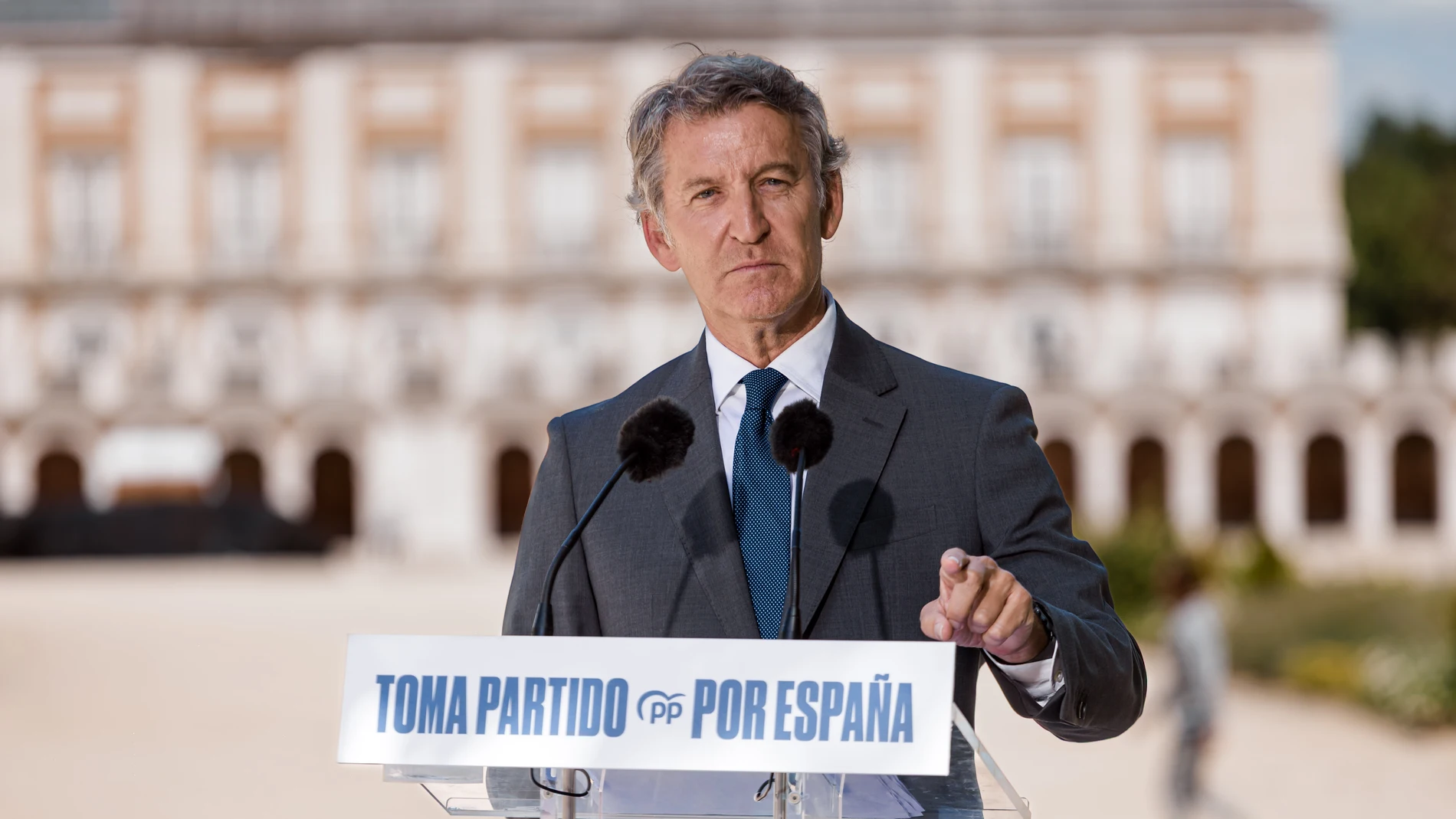El presidente del Partido Popular, Alberto Núñez Feijóo, durante una rueda de prensa, posterior a la reunión del Comité de Dirección del PP, en el Hotel NH Collection Palacio de Aranjuez, a 1 de septiembre de 2025, en Aranjuez, Madrid (España). Durante la comparecencia, Feijóo, ha expresado su rechazo a la condonación de la deuda autonómica que aprobará el Consejo de Ministros de mañana, y ha criticado la reunión de mañana entre el presidente de la Generalitat de Cataluña y el presidente de J...
