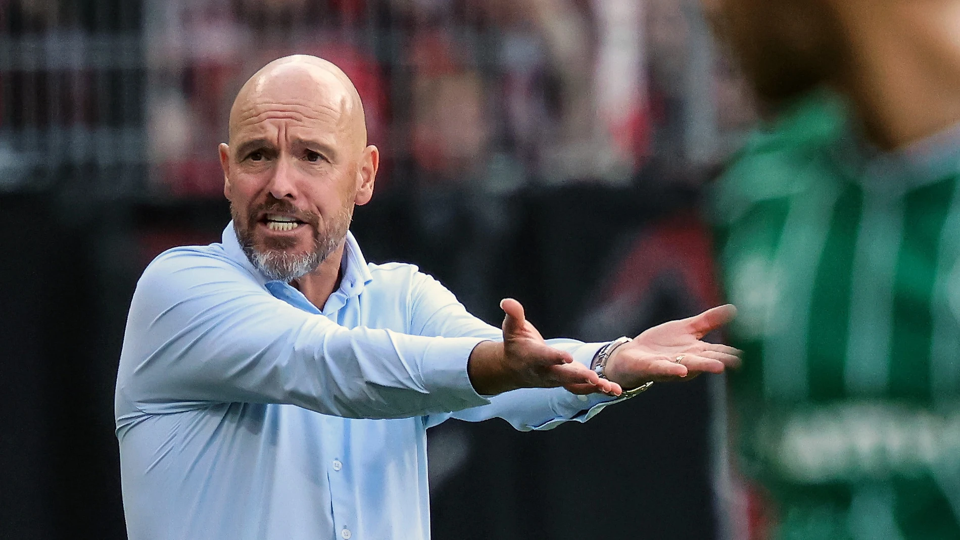 BREMEN (Germany), 01/09/2025.- (FILE) - Leverkusen's head coach Erik ten Hag gestures during the Bundesliga soccer match between SV Werder Bremen and Bayer 04 Leverkusen, in Bremen, Germany, 30 August 2025 (re-issued 01 September 2025). Bayer Leverkusen sacked its head coach Erik ten Hag with immediate effect after just two Bundesliga league matches, the club announced on 01 September 2025. (Alemania) EFE/EPA/HANNIBAL HANSCHKE CONDITIONS - ATTENTION: The DFL regulations prohibit any use of ph...