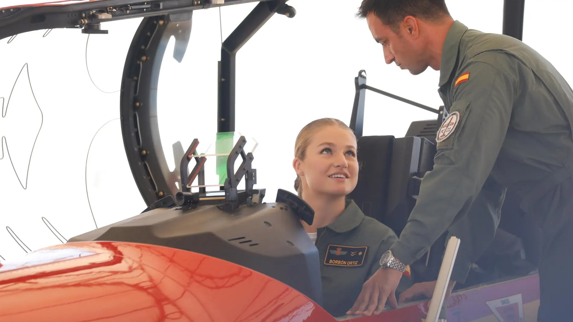 MURCIA.-AMP.- La Princesa Leonor ingresa en la Academia del Aire y tiene su primer contacto con el Pilatus