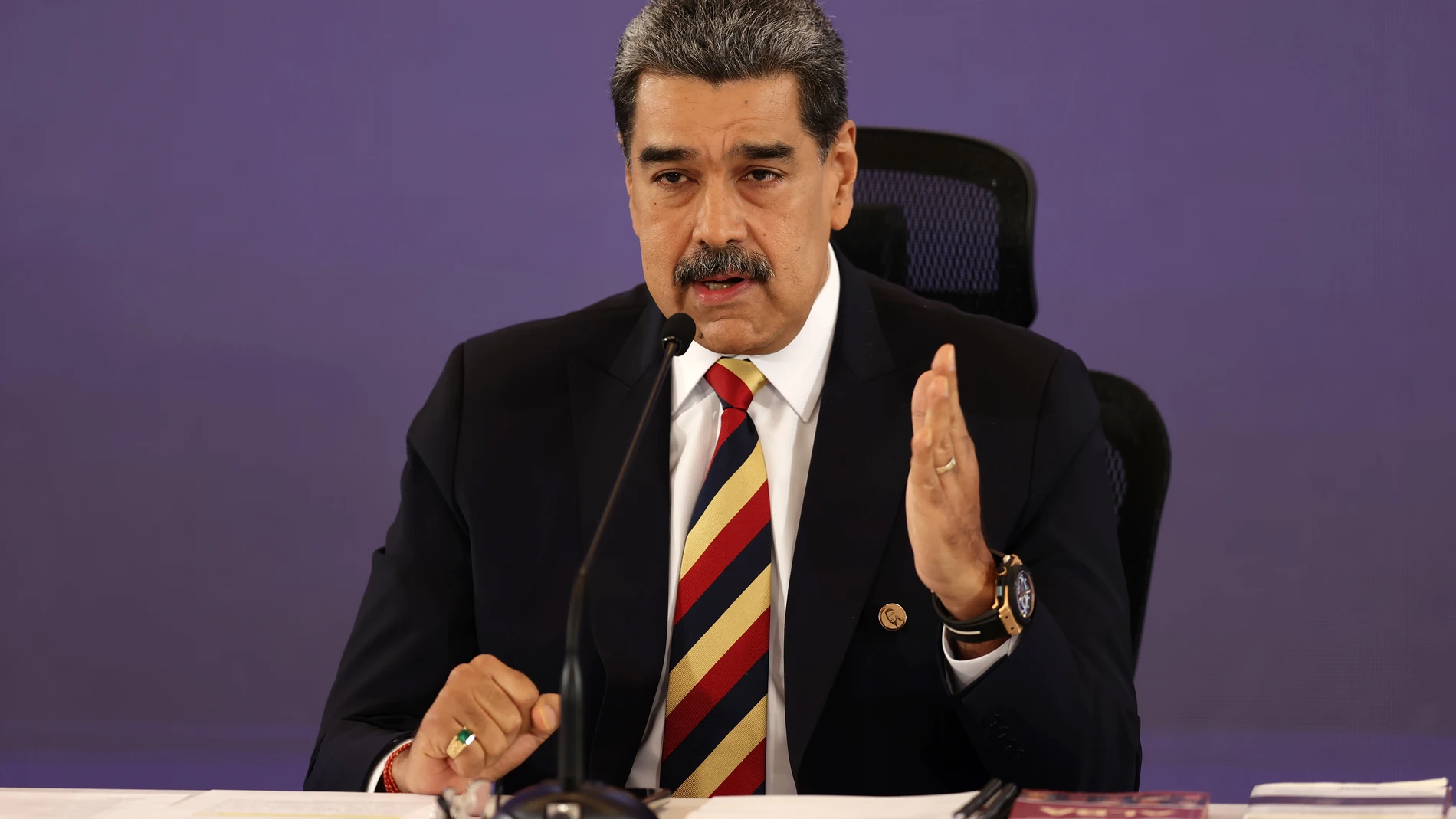 AME5250. CARACAS (VENEZUELA), 01/09/2025.- El presidente de Venezuela, Nicolás Maduro, habla en una rueda de prensa este lunes, en Caracas (Venezuela). Maduro, denunció que ocho barcos militares desplegados por Estados Unidos con 1.200 misiles y un submarino nuclear "apuntan" al país caribeño, lo que calificó como una "amenaza extravagante, injustificable, inmoral y absolutamente criminal" que considera "comparable" con la crisis de 1962 en Cuba. EFE/ Ronald Peña