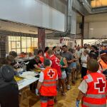 Voluntarios de Cruz Roja atienden a los afectados por los incendios en un albergue