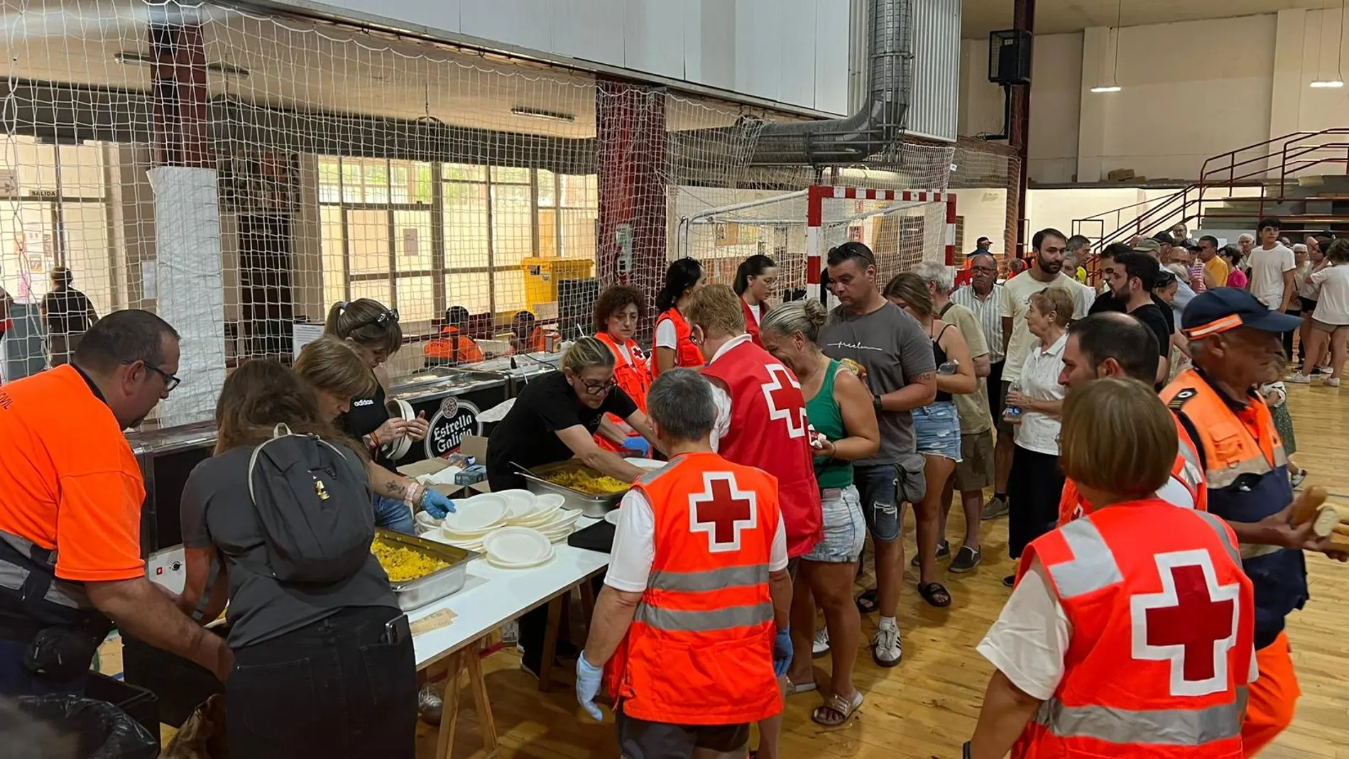 Voluntarios de Cruz Roja atienden a los afectados por los incendios en un albergue