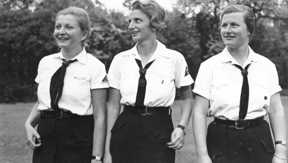 Tres mujeres, en 1935, posando ante la cámara como miembros de la BDM, la rama femenina de las Juventudes Hitlerianas