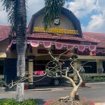 Vista de los exteriores de la comisaría de Lombok