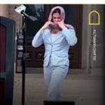 Valentina Gómez se quita un hijab