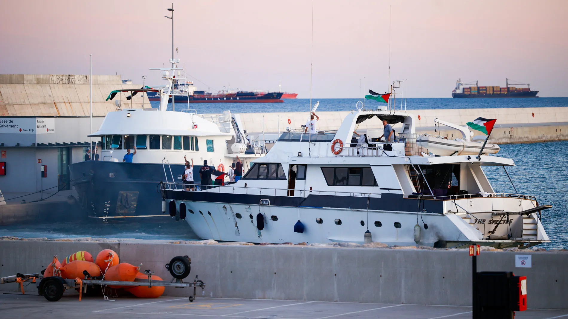 La Global Sumud Flotilla vuelve a partir desde el Puerto de Barcelona, a 1 de septiembre de 20256, en Barcelona, Catalunya (España). La veintena de embarcaciones de la Global Sumud Flotilla que tuvieron que regresar el domingo por la noche al Puerto de Barcelona por culpa del mal tiempo han comenzado a salir progresivamente desde las 19.30 horas de este lunes para llevar ayuda humanitaria a Gaza. La flotilla partió este domingo desde el Moll de la Fusta de Barcelona con unas 300 personas, ent...