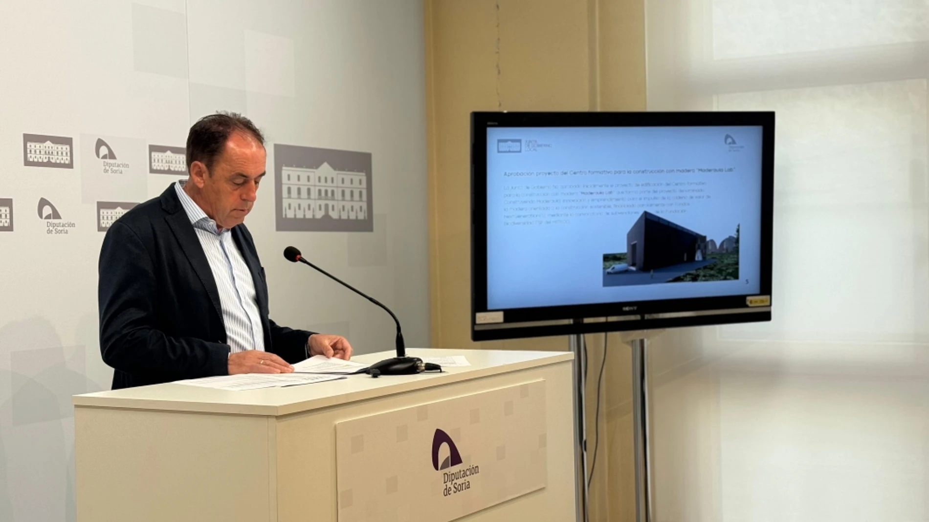 El presidente de la Diputación de Soria, Benito Serrando explica los acuerdos de la Junta de Gobierno, entre los que se encuentra la construcción del Centro Formativo ‘Maderaula Lab’