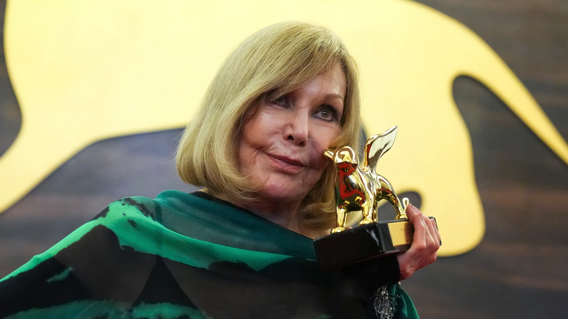 Kim Novak, recipient of the Golden Lion for lifetime achievement, poses for photographers during the 82nd edition of the Venice Film Festival in Venice, Italy, on Monday, Sept. 1, 2025. (Photo by Alessandra Tarantino/Invision/AP)
