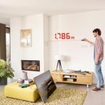 La tele colgada en pared queda recta con ayuda del Bosch EasyLevel: hoy a mitad de precio