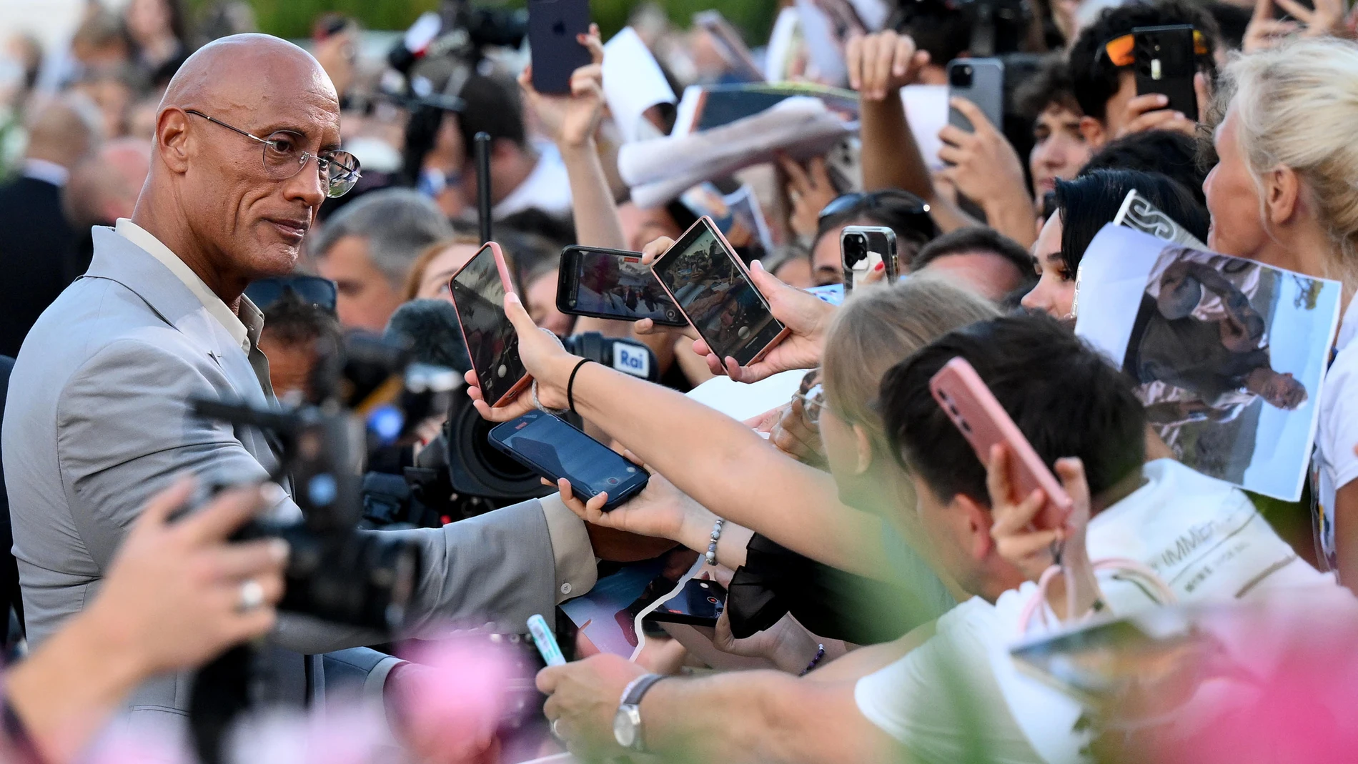 VENICE (Italy), 01/09/2025.- US actor Dwayne Johnson signs autographs as he arrives for the premiere of 'The Smashing Machine' during the 82nd annual Venice International Film Festival, in Venice, Italy, 01 September 2025. The film festival runs from 27 August to 06 September 2025. (Cine, Cine, Italia, Venecia) EFE/EPA/ETTORE FERRARI