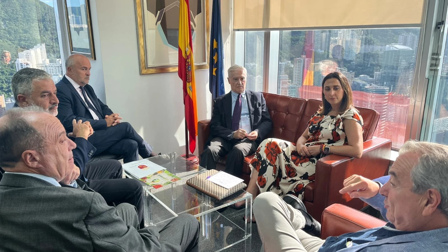 La consejera de Agua, Agricultura, Ganadería y Pesca, Sara Rubira, en un encuentro de trabajo con el cónsul general de España en Hong Kong-Macao, Miguel Aguirre de Cárcer García del Arenal Carme Ripollés / Europa Press 01/09/2025