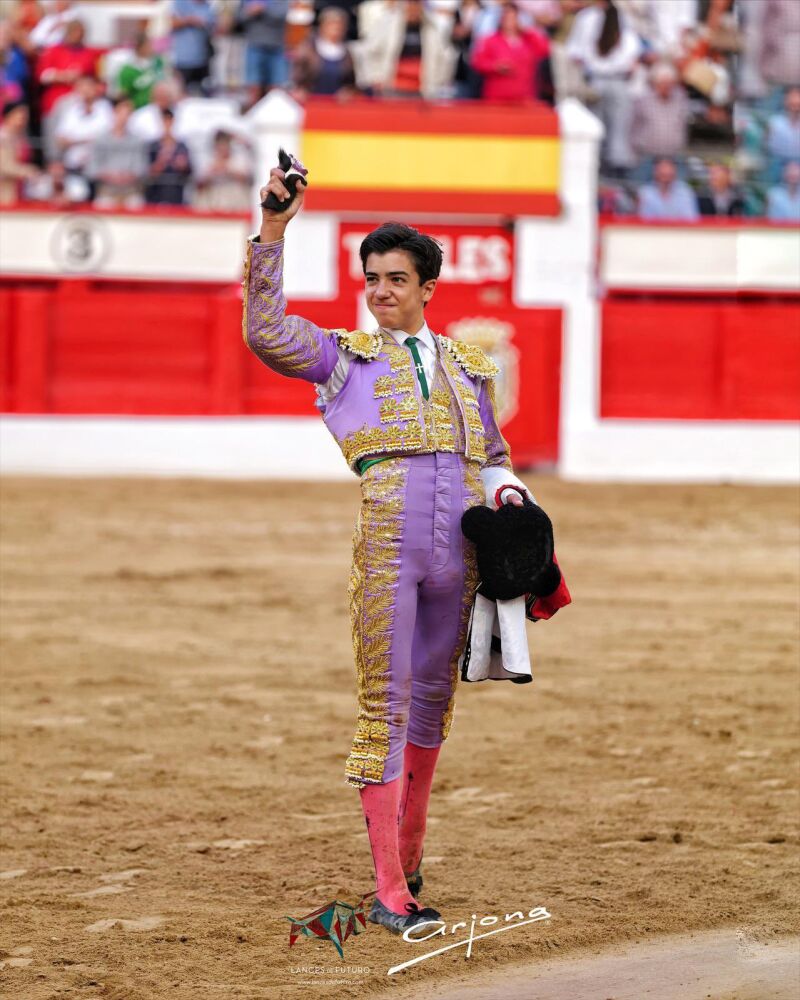 Marco Pérez saluda al público tras cortar una oreja