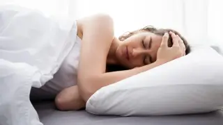 Dormir mal sin darte cuenta: la postura en la cama que acaba con tu descanso Dormir mal sin darte cuenta: la postura en la cama que acaba con tu descanso
