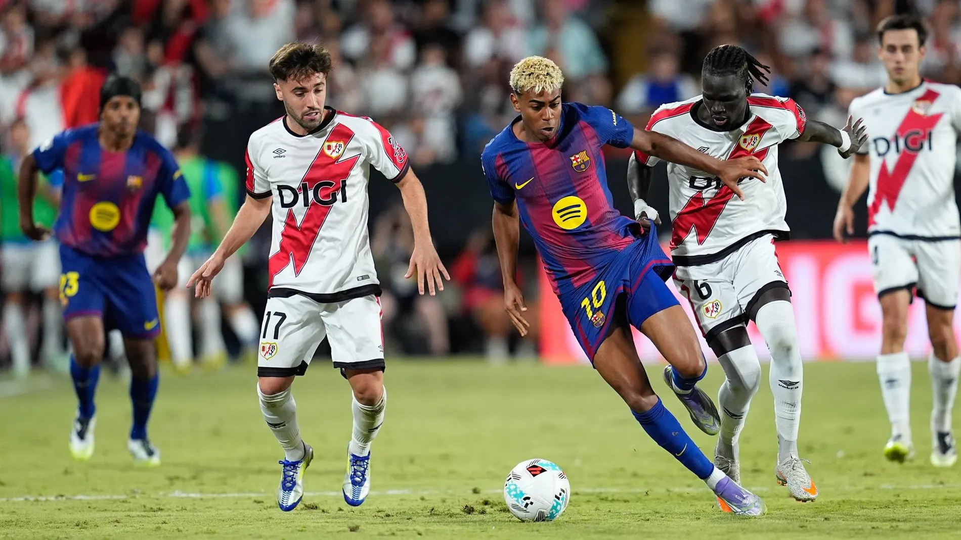 Fútbol.- Mediapro trabaja para "esclarecer" el fallo del VAR en la primera parte del Rayo Vallecano-FC Barcelona