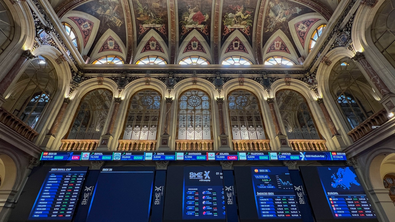 El Ibex 35 se aferra a los 15.000 puntos antes de los resultados de Inditex