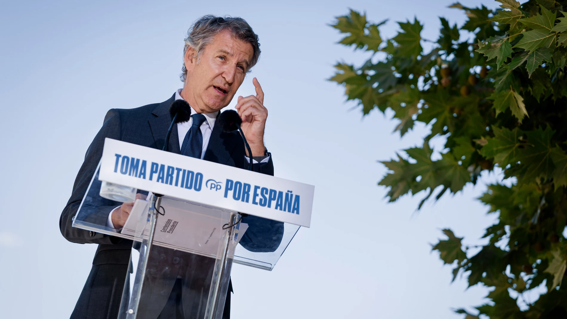 El presidente del Partido Popular, Alberto Núñez Feijóo, durante una rueda de prensa, posterior a la reunión del Comité de Dirección del PP, en el Hotel NH Collection Palacio de Aranjuez, a 1 de septiembre de 2025, en Aranjuez, Madrid (España). Durante la comparecencia, Feijóo, ha expresado su rechazo a la condonación de la deuda autonómica que aprobará el Consejo de Ministros de mañana, y ha criticado la reunión de mañana entre el presidente de la Generalitat de Cataluña y el presidente de J...