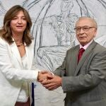 La rectora de la Universidad de León, Nuria González, y Martín Manceñido, como presidente de Donantes de Sangre y en representación de Fundaspe, firman un convenio de colaboración