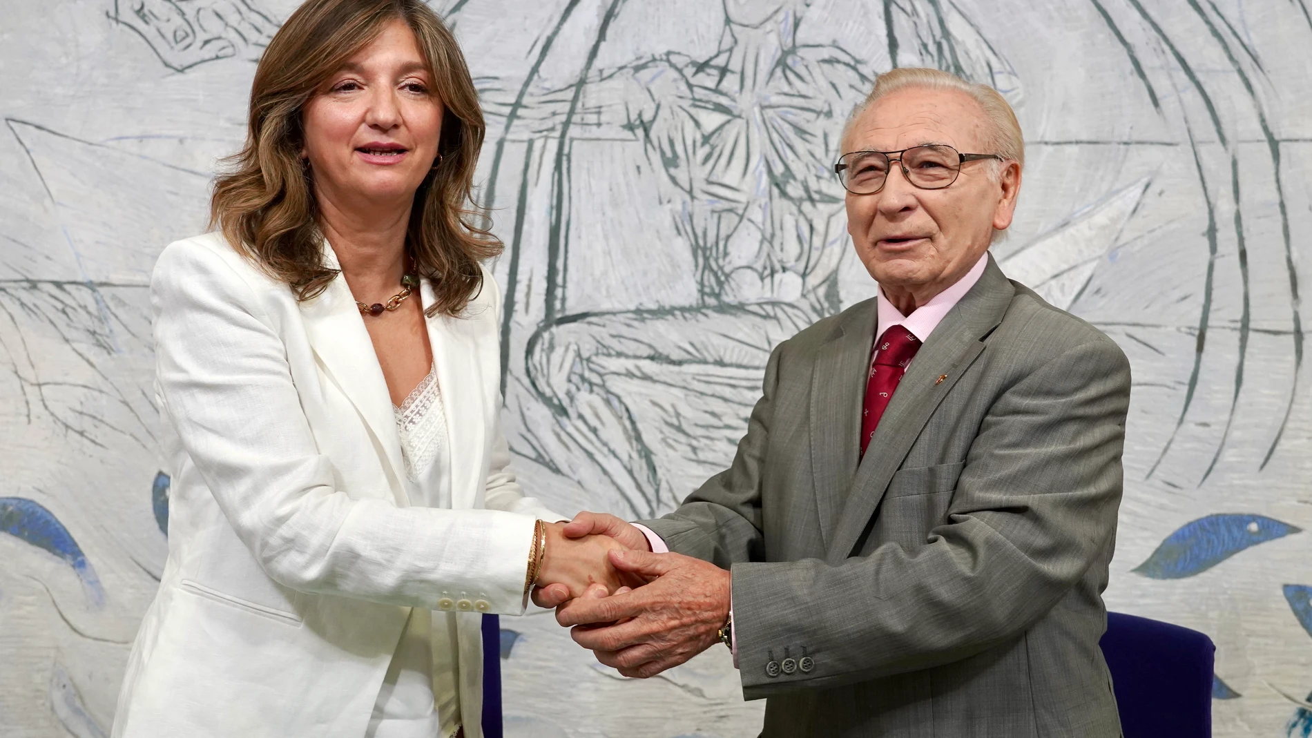 La rectora de la Universidad de León, Nuria González, y Martín Manceñido, como presidente de Donantes de Sangre y en representación de Fundaspe, firman un convenio de colaboración
