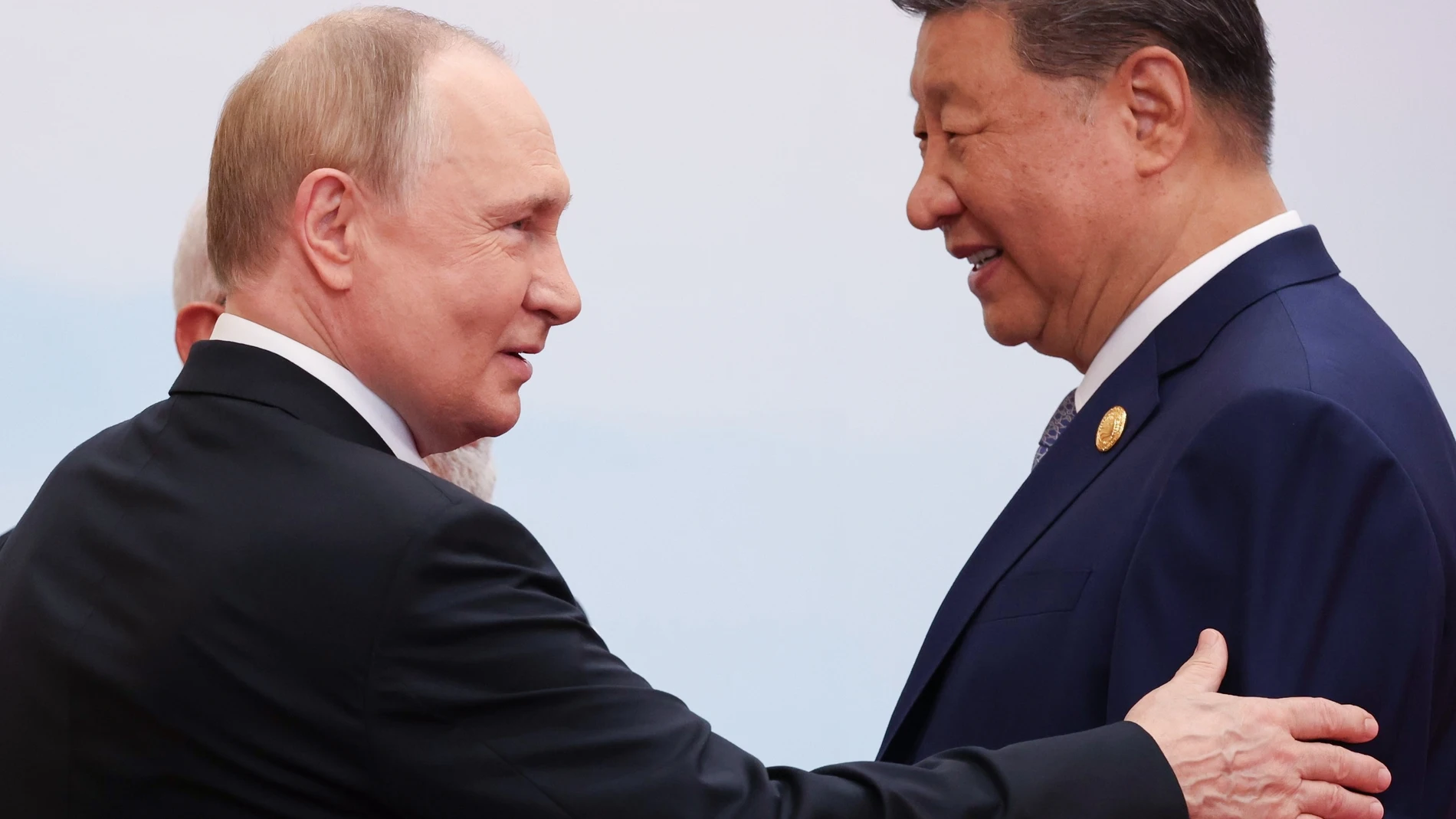 FOTODELDIA Tianjin (China), 01/09/2025.- El presidente chino Xi Jinping (d) conversa con su homólogo ruso Vladímir Putin (i) durante la cumbre de la Organización de Cooperación de Shanghái (OCS) celebrada este lunes en Tianjin, China. EFE/ Alexander Kazakov/ Sputnik / Kremlin / Pool / Crédito Obligatorio