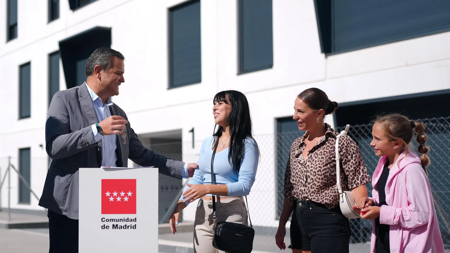La Comunidad entrega las primeras 130 viviendas de alquiler asequible del Plan Vive en Móstoles