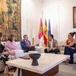 El presidente de Castilla-La Mancha, Emiliano García-Page, recibe, en el Palacio de Fuensalida, Toledo, al secretario general de CCOO en la región, Javier Ortega.