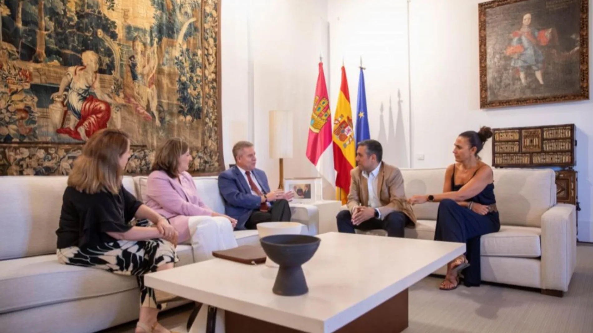 El presidente de Castilla-La Mancha, Emiliano García-Page, recibe, en el Palacio de Fuensalida, Toledo, al secretario general de CCOO en la región, Javier Ortega.