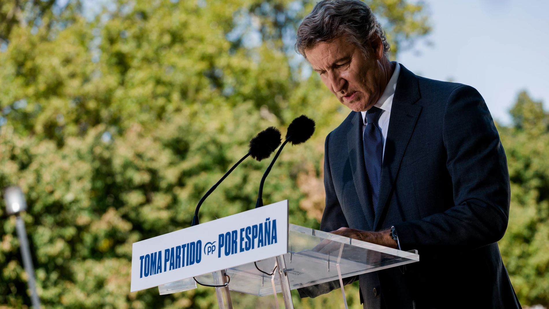 El presidente del Partido Popular, Alberto Núñez Feijóo, durante una rueda de prensa, posterior a la reunión del Comité de Dirección del PP, en el Hotel NH Collection Palacio de Aranjuez, a 1 de septiembre de 2025, en Aranjuez, Madrid (España). Durante la comparecencia, Feijóo, ha expresado su rechazo a la condonación de la deuda autonómica que aprobará el Consejo de Ministros de mañana, y ha criticado la reunión de mañana entre el presidente de la Generalitat de Cataluña y el presidente de J...
