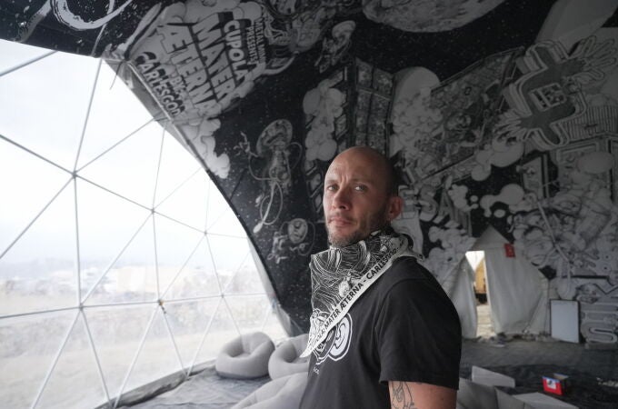 Carles García O’Dowd bajo la cúpula que ha presentado en el Burning Man de 2025, en Nevada (EE UU)
