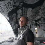 Carles García O’Dowd bajo la cúpula que ha presentado en el Burning Man de 2025, en Nevada (EE UU)