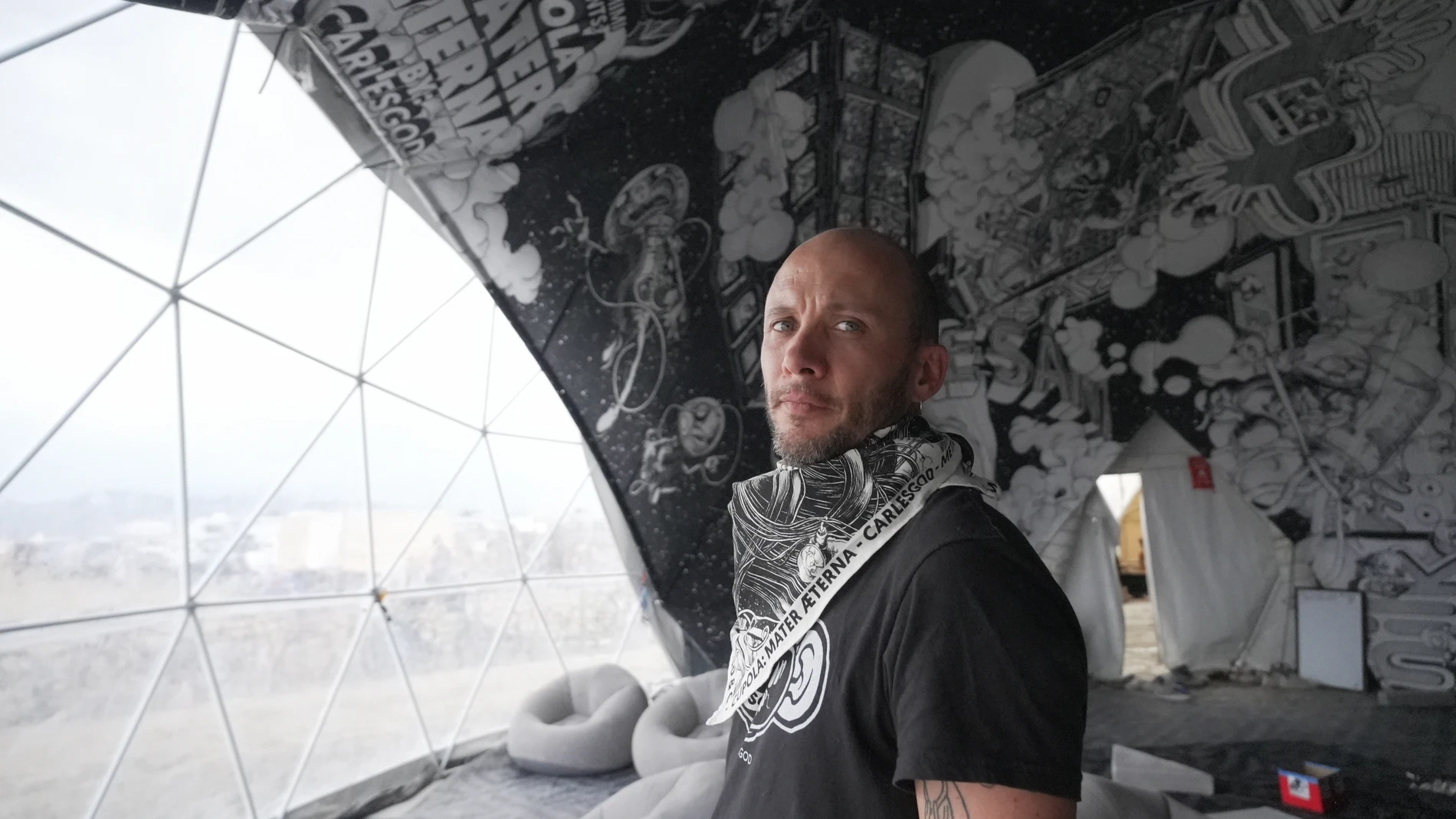 Carles García O’Dowd bajo la cúpula que ha presentado en el Burning Man de 2025, en Nevada (EE UU)