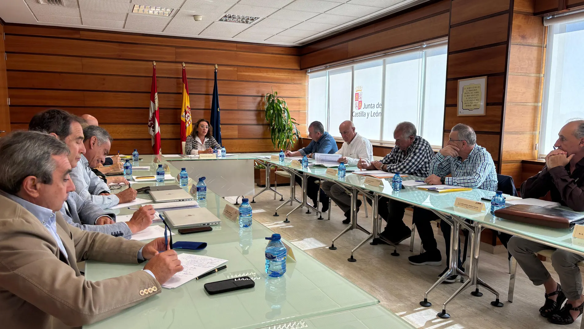 La consejera de Agricultura, Ganadería y Desarrollo Rural, María González Corral, preside la reunión con las organizaciones agrarias
