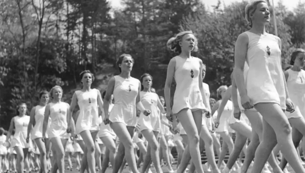 Mujeres practicando ejercicios de gimnasia al aire libre, en 1941