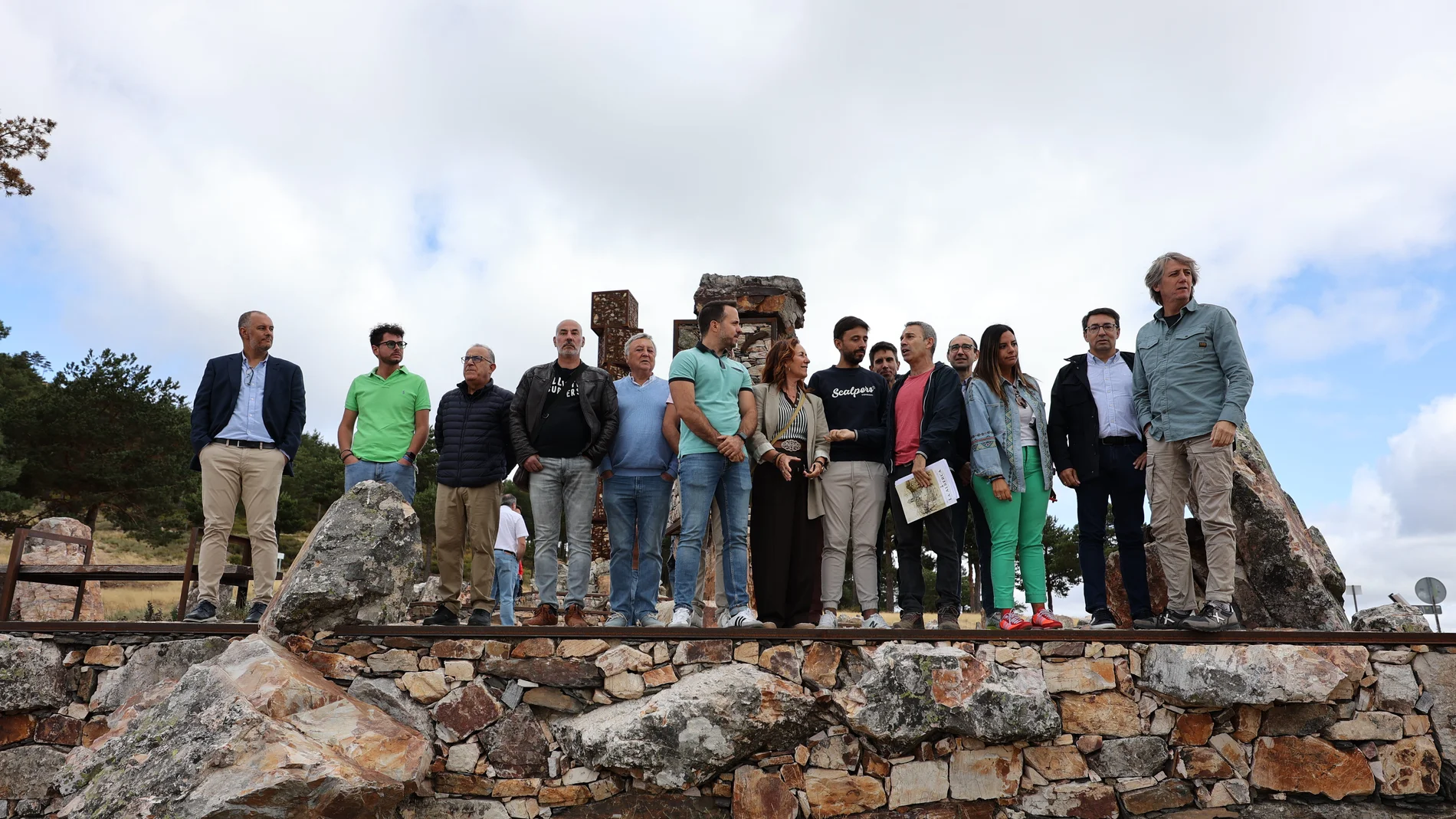 El secretario general del PSOE de Castilla y León, Carlos Martínez, visita La Alberca, una de las zonas afectadas por los incendios