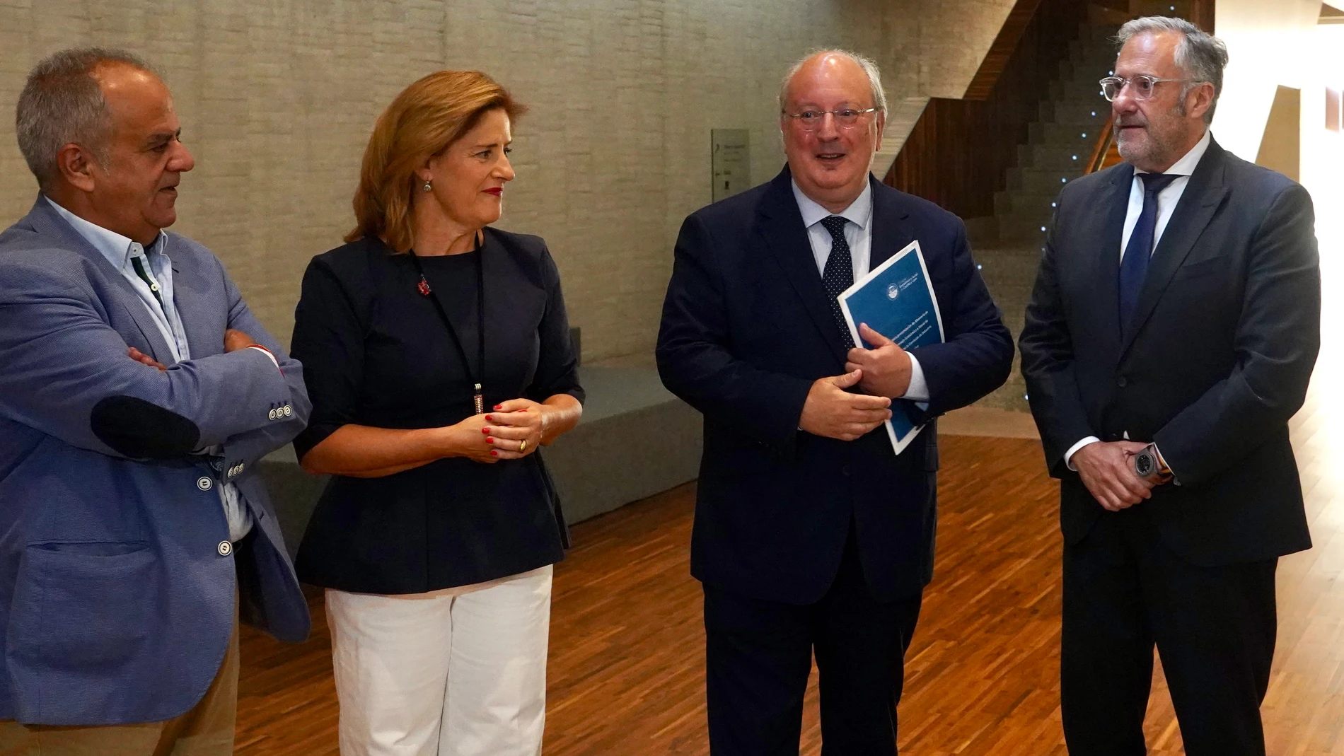 Enrique Cabero junto a Carlos Pollán momentos antes de comparecer en las Cortes