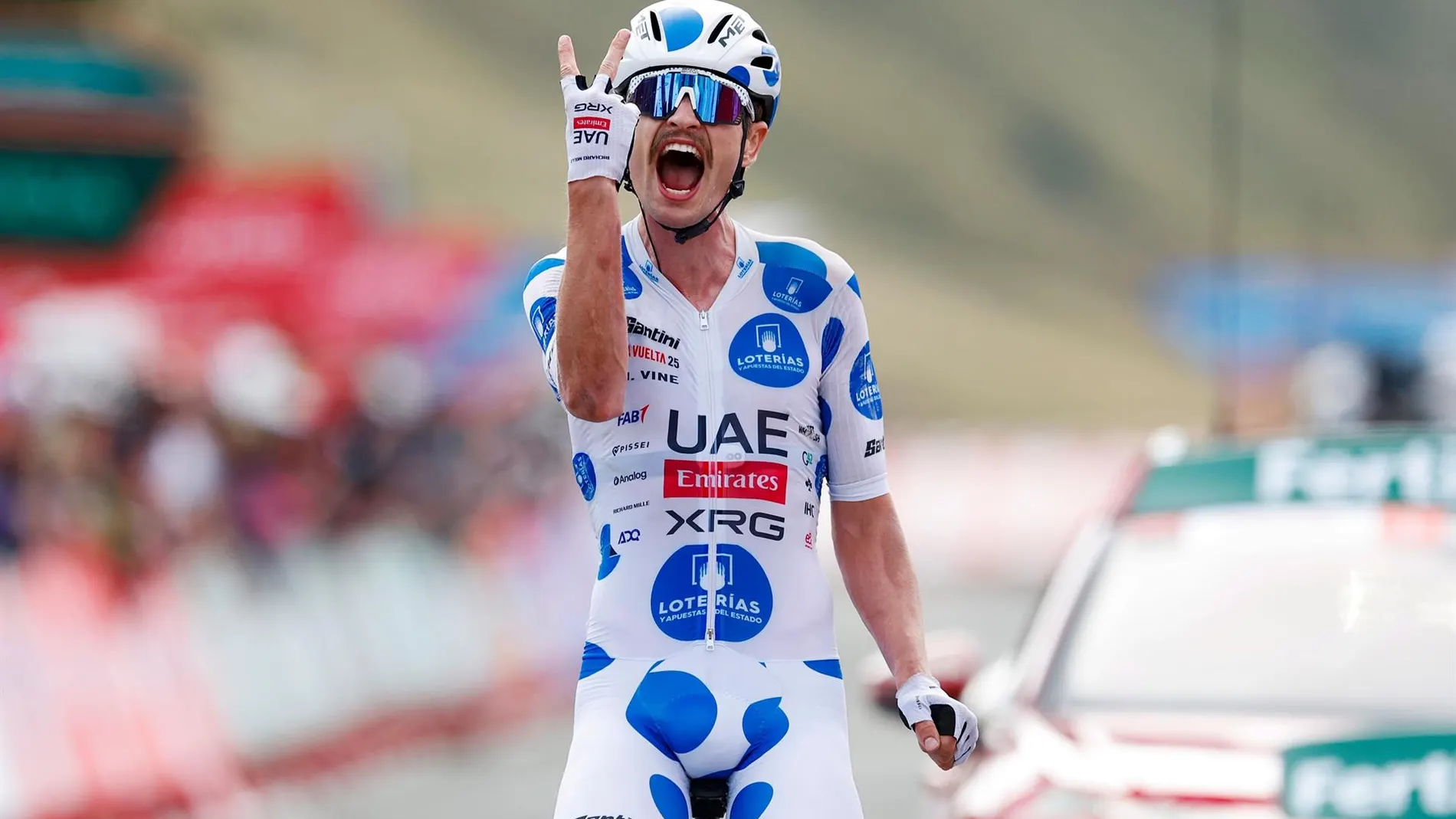 AV. Ciclismo/Vuelta.- Jay Vine gobierna y Vingegaard se viste de rojo en la 'dictadura' del UAE en Larra Belagua