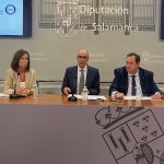 El presidente de la Diputación de Salamanca, Javier Iglesias, presenta la campaña, en presencia de María Petitt y Benjamín Crespo