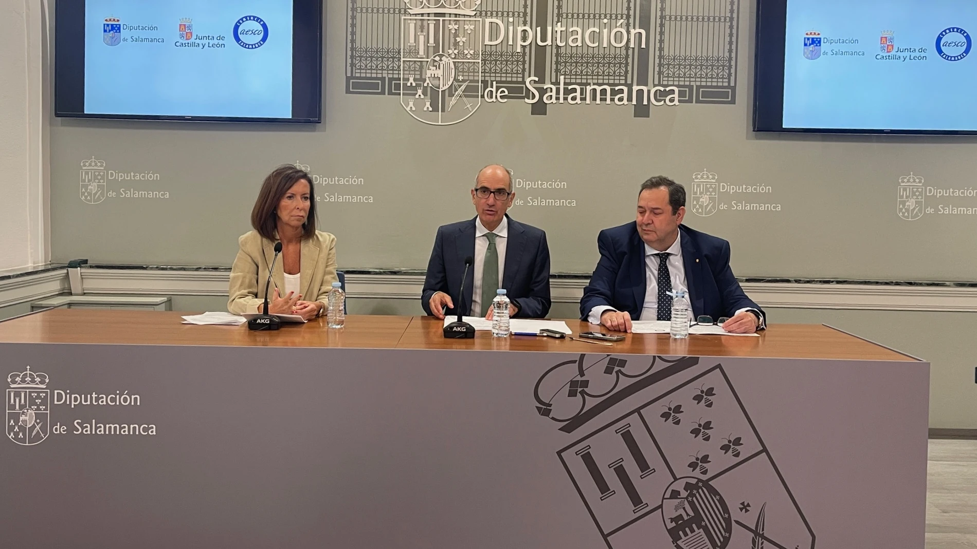 El presidente de la Diputación de Salamanca, Javier Iglesias, presenta la campaña, en presencia de María Petitt y Benjamín Crespo